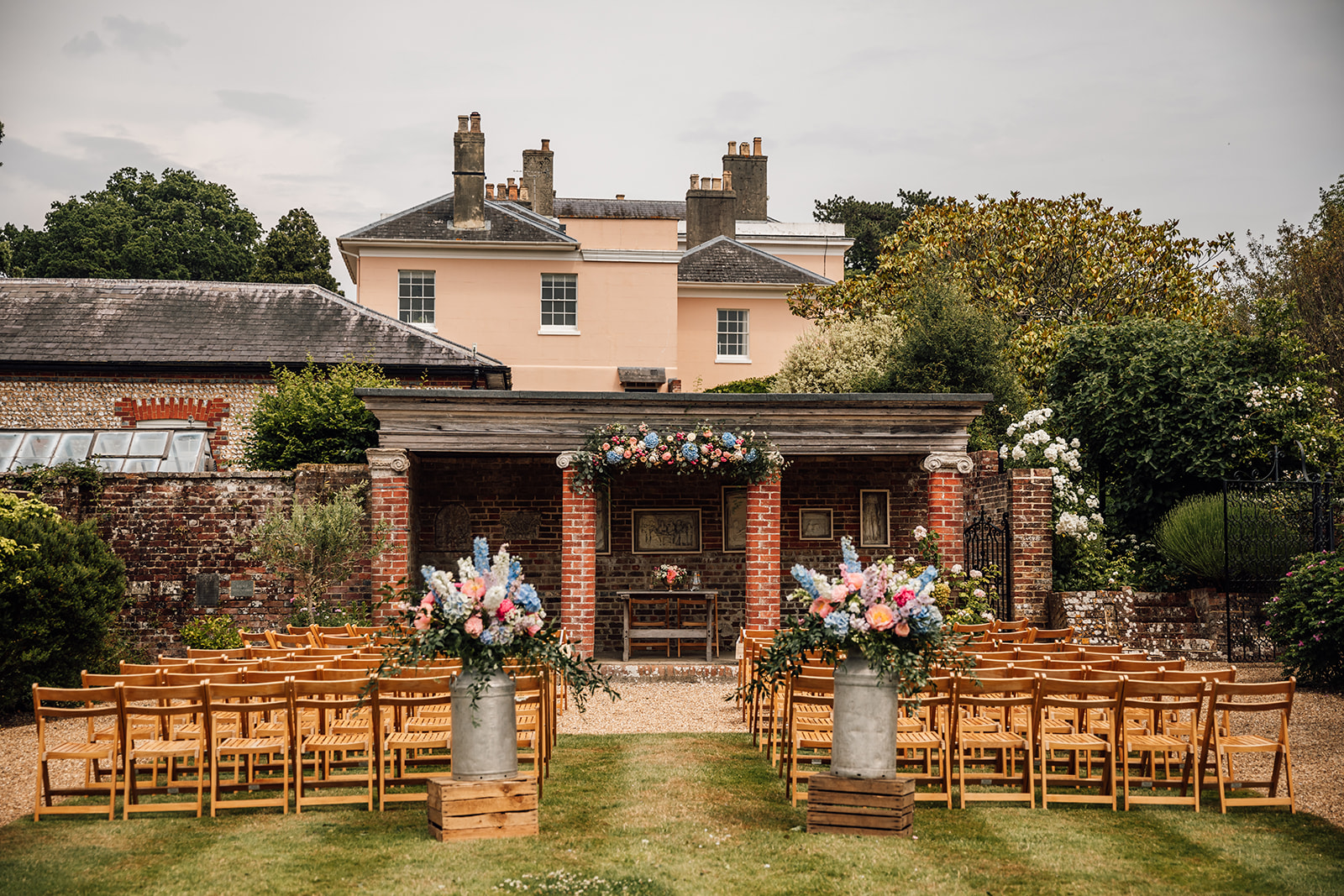 Bignor-outdoor-ceremony-with-flower-urns